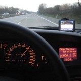 Geschwindigkeitsanzeige von meinem Auto mit Navigationsgerät (GPS-Gerät) überprüfen