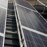 Photovoltaik-Inselanlage mit Solarzellen auf dem Carport