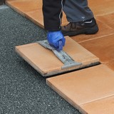 Terrassenplatten im Splittbett verlegen