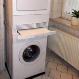 Trockner auf Waschmaschine unter Anwendung Verbindungsrahmen