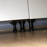 Unterschränke und Arbeitsplatte einbauen